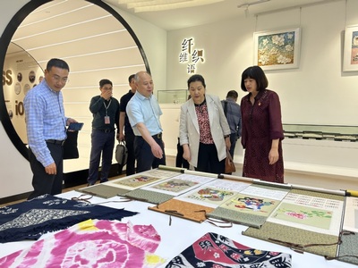 技術(shù)交流促發(fā)展，合作共贏譜新篇——新疆應(yīng)用職業(yè)技術(shù)學(xué)院黨委書記陳梅蘭一行來訪我校調(diào)研紡織技術(shù)開發(fā)